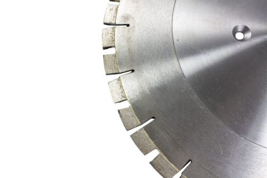 Nærbilde av et segmentert diamantblad til betongsag på hvit bakgrunn.